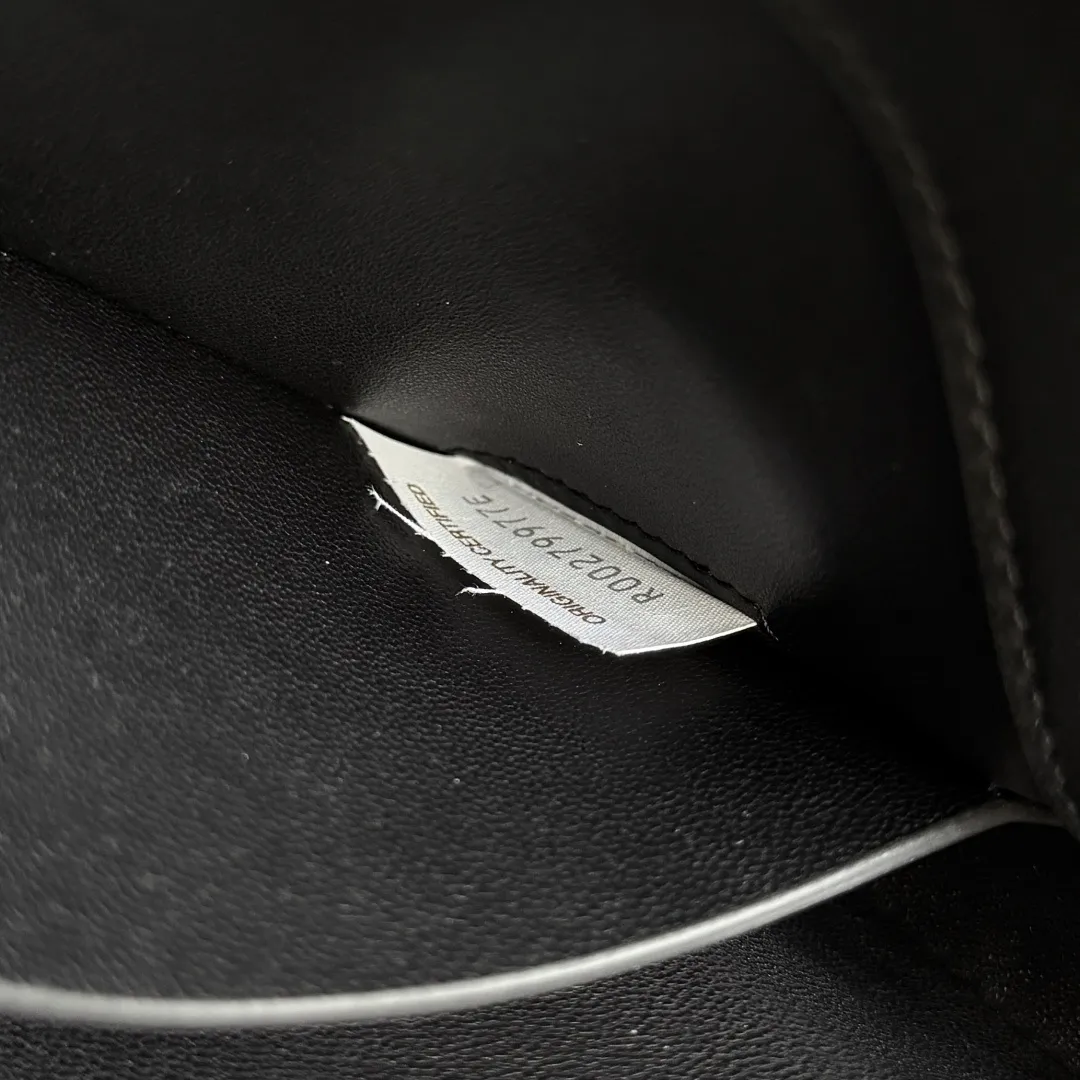 Batch 1660 BOTTEGA VENETA 2025 new product KNOT LOCK crossbody bag subverts the rigid lines of traditional tote bags, using drapey leather to create a three-dimensional silhouette that breathes. It has compartments and multiple card slots inside, making it a versatile commuter bag that can be used in various occasions. The details are full of exquisiteness, the casual retro color tone, and the upper body are full of elegance. Whether you are commuting or going out on the street, you can easily hold it. The two carrying methods of hand-carrying and long shoulder strap are very practical! At the same time, the shoulder strap is detachable, suitable for various dressing styles~ Whether it is a dinner party or daily commuting, it can be easily controlled and becomes your versatile tool❤️ Style number: 817191 Size: 25*16*5.5cm